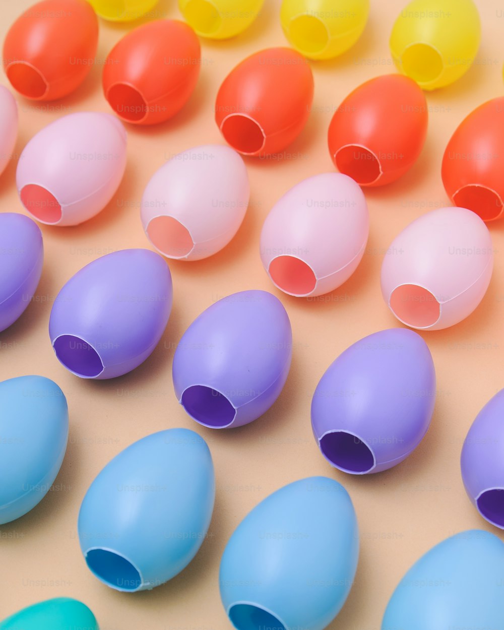 Un primer plano de un montón de huevos de plástico