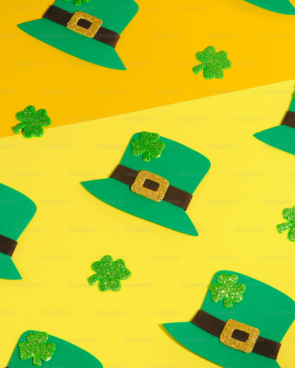 Ein St. Patrick's Day Hut und Kleeblätter auf gelbem und grünem Hintergrund