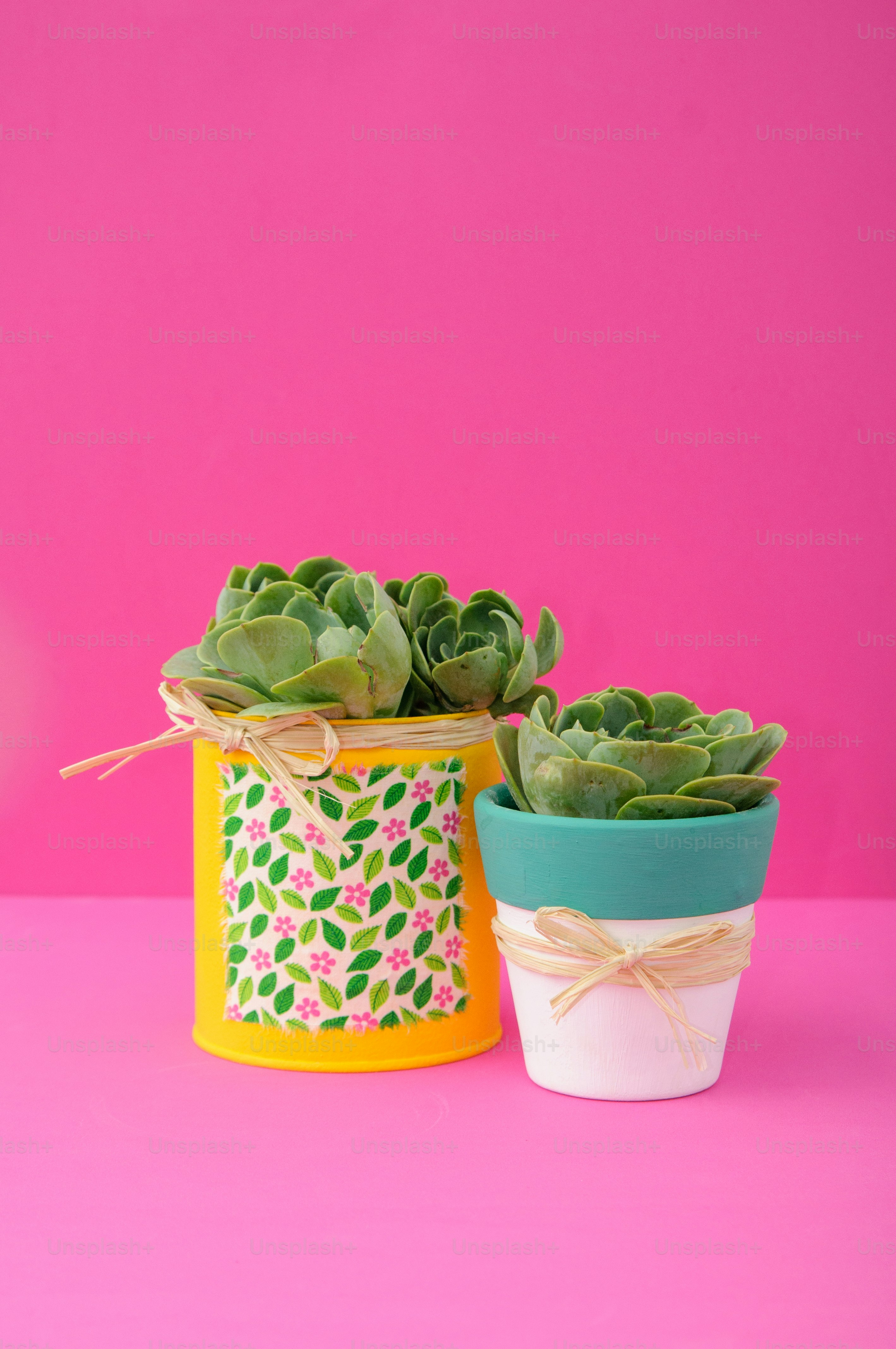 um par de panelas que estão sentadas em uma mesa