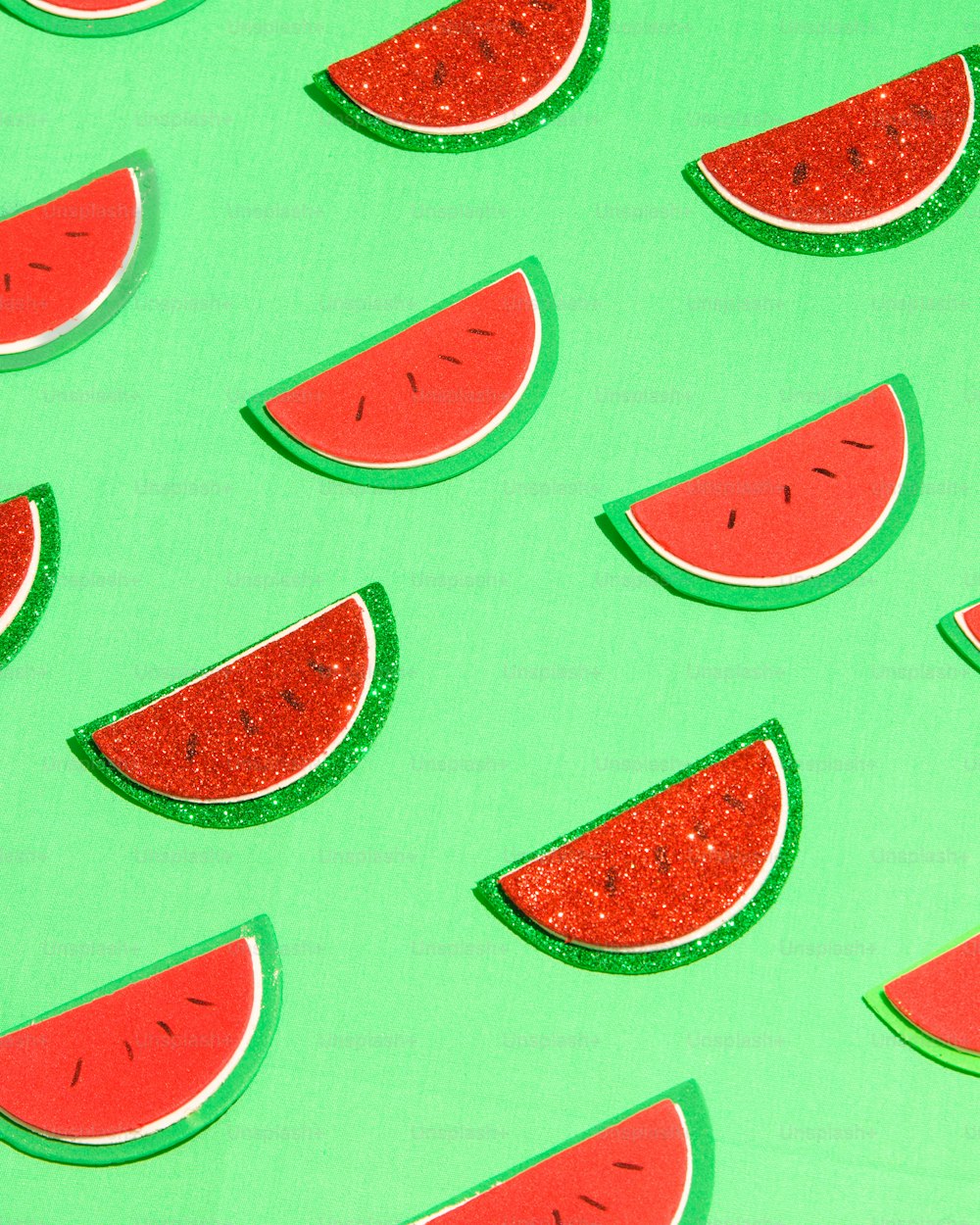Wassermelonenscheiben auf grünem Hintergrund