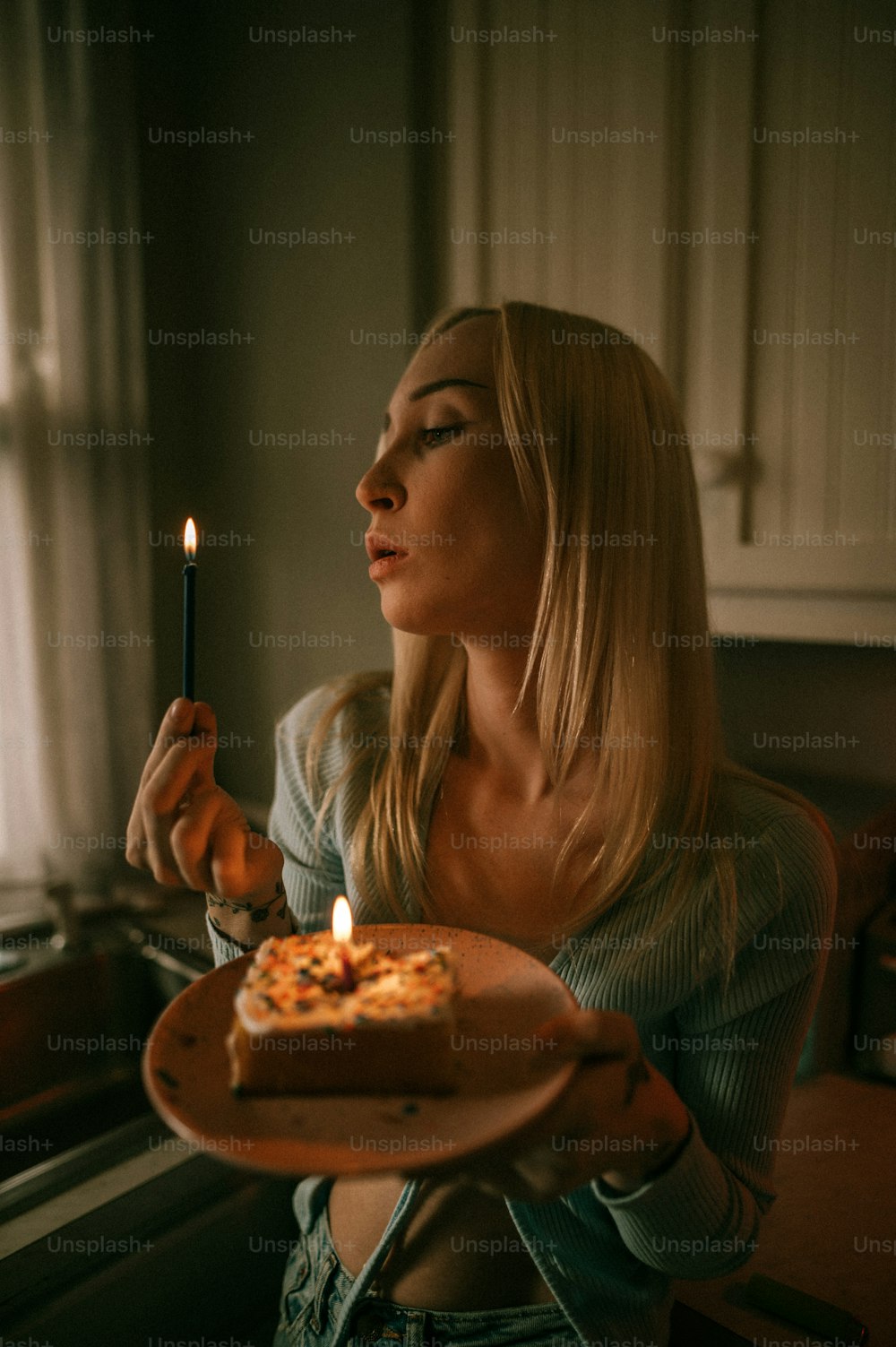 Una mujer sosteniendo un plato con un pastel