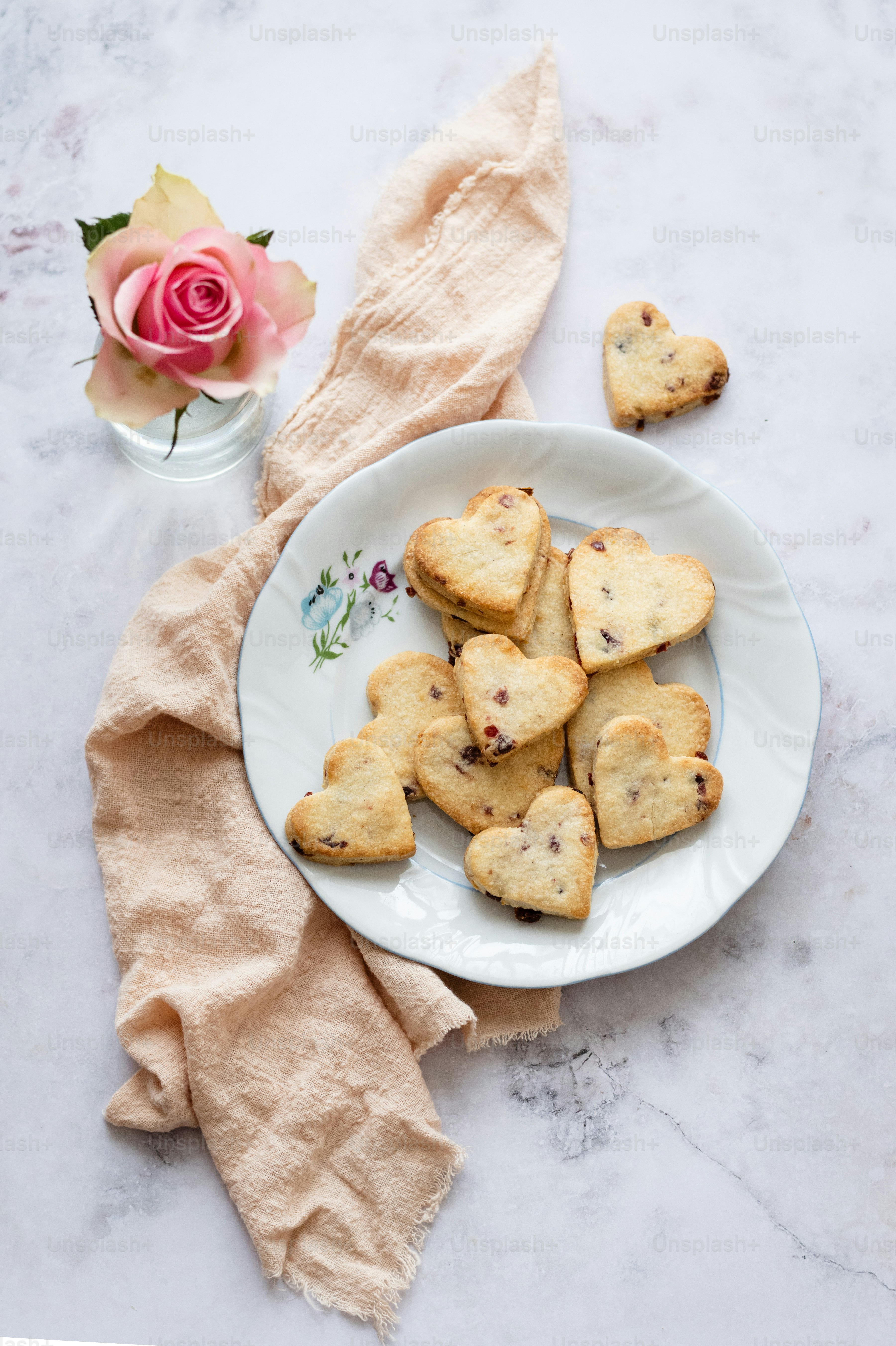 ハート型のクッキーをトッピングした白いプレート