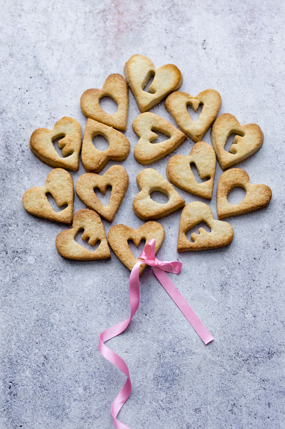 um monte de biscoitos em forma de coração em uma mesa
