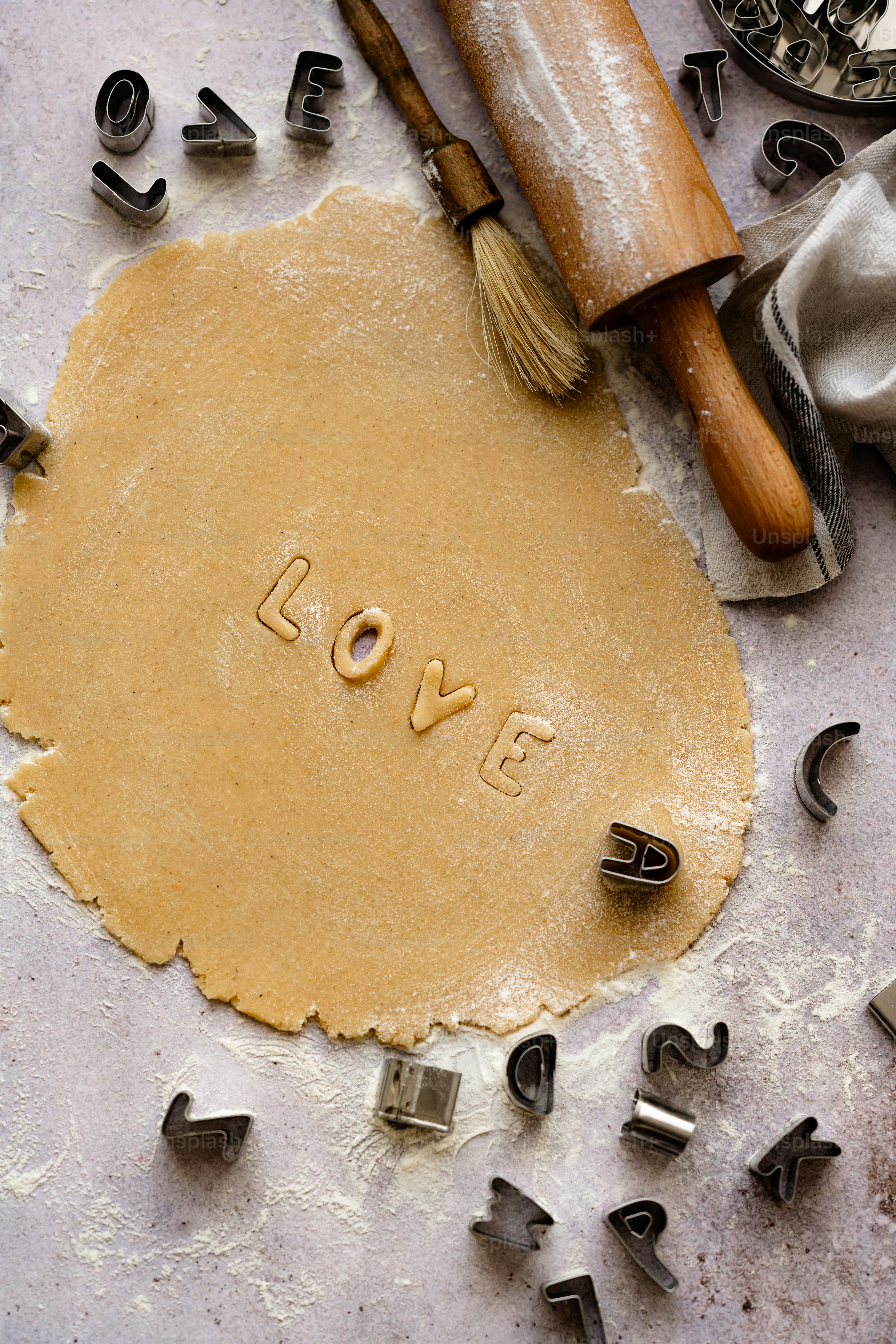 una masa de galletas con la palabra amor escrita en ella