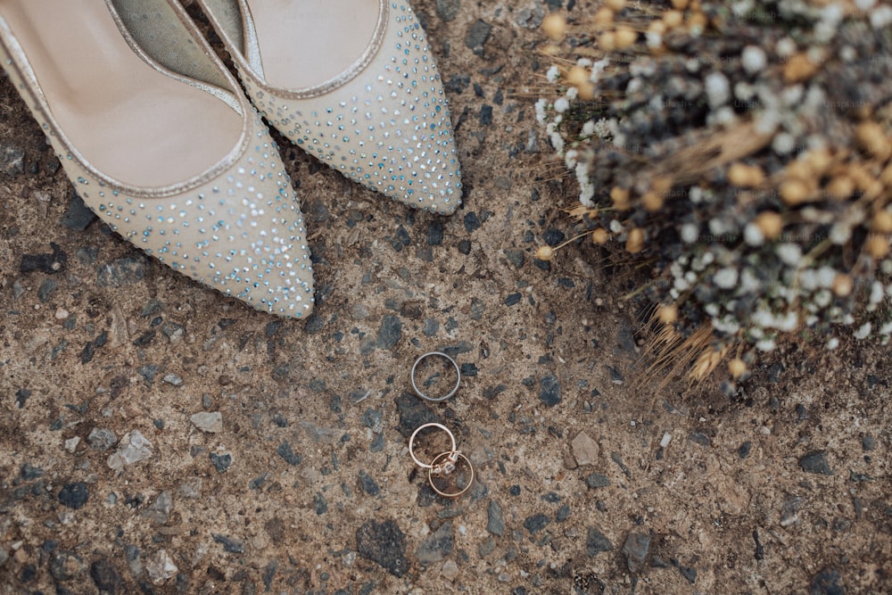 un par de zapatos y un par de anillos de boda
