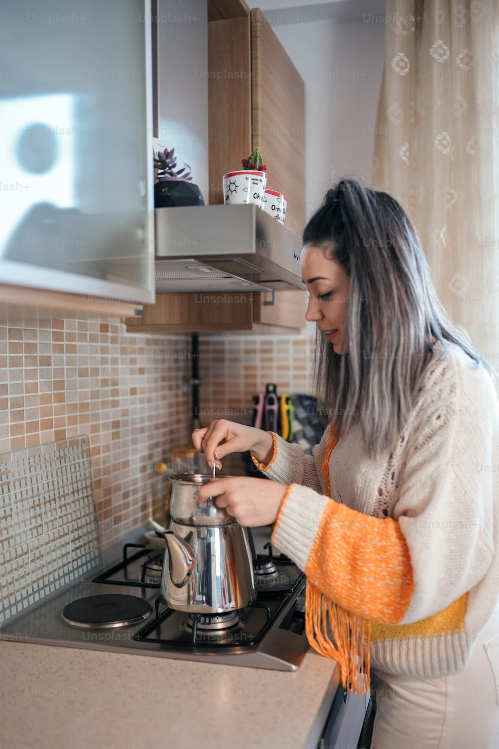 Eine Frau, die in einer Küche steht und Essen zubereitet