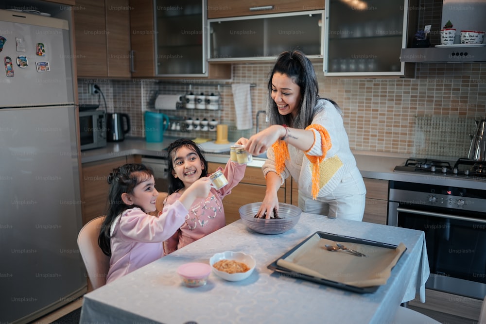 Una mujer y dos niñas en una cocina