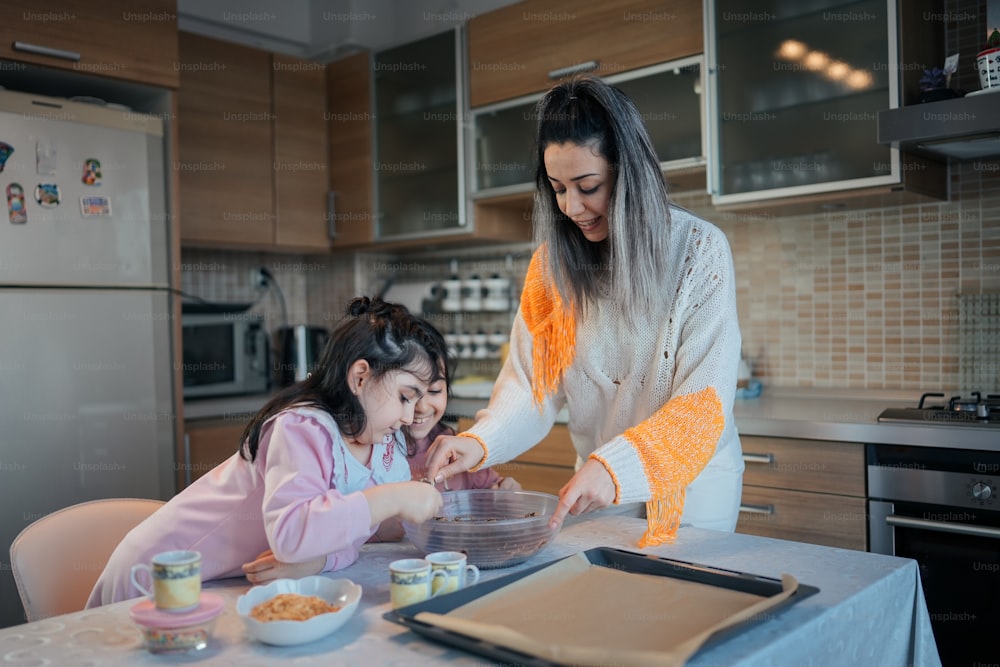 Eine Frau und ein kleines Mädchen kochen Essen in einer Küche