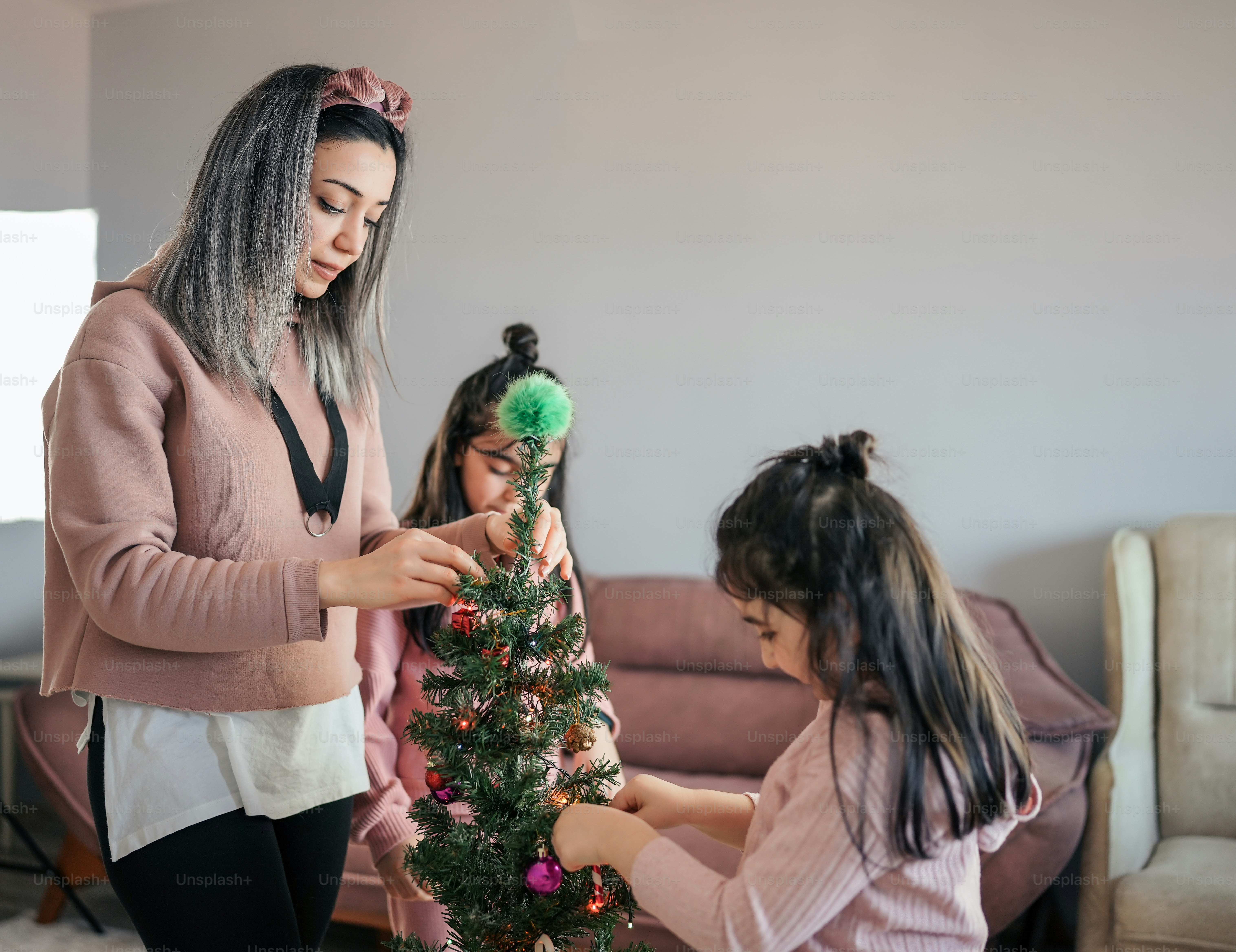 Una madre y su hija decorando un árbol de Navidad foto – Imagen de ...