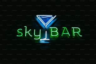 Un'insegna al neon che dice Sky Bar in una stanza buia