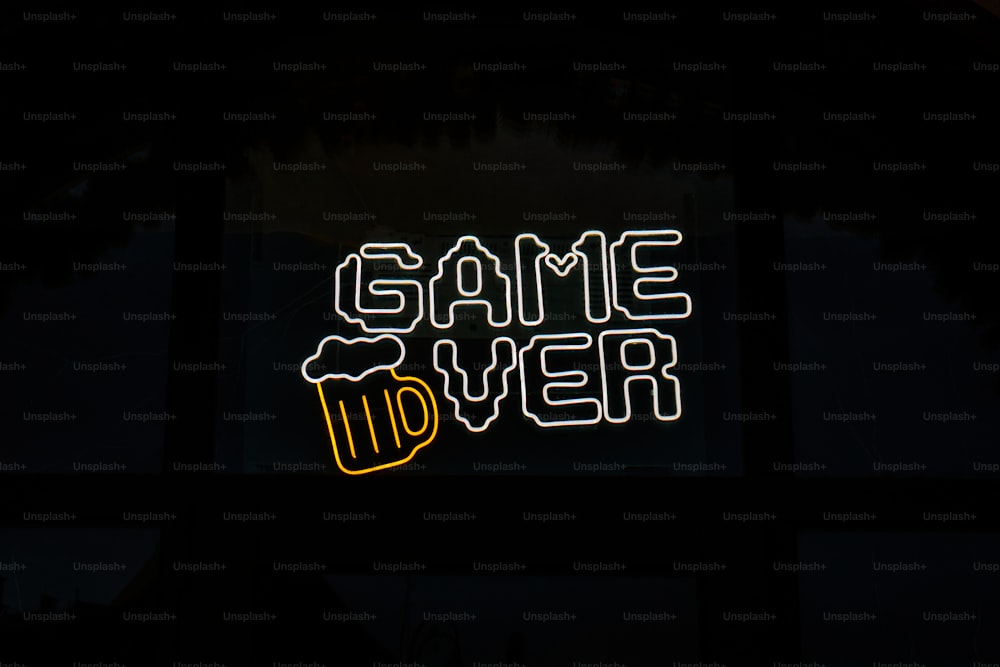 Un letrero de neón que dice Game Over en una habitación oscura