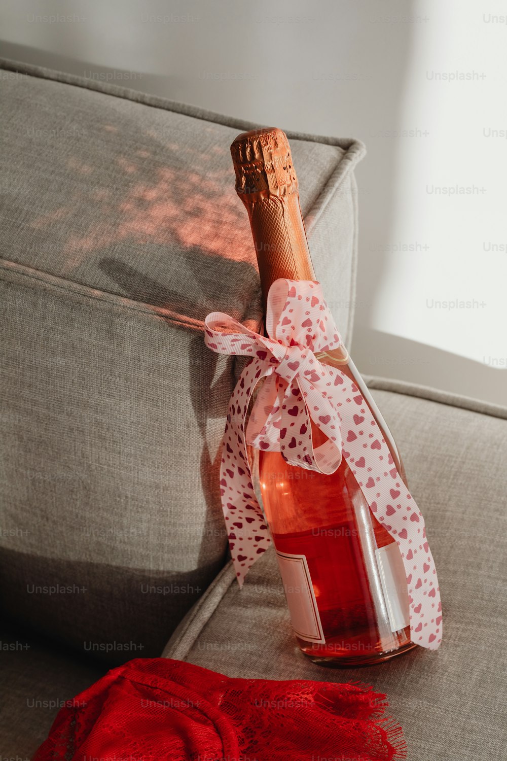 une bouteille de vin posée sur un canapé
