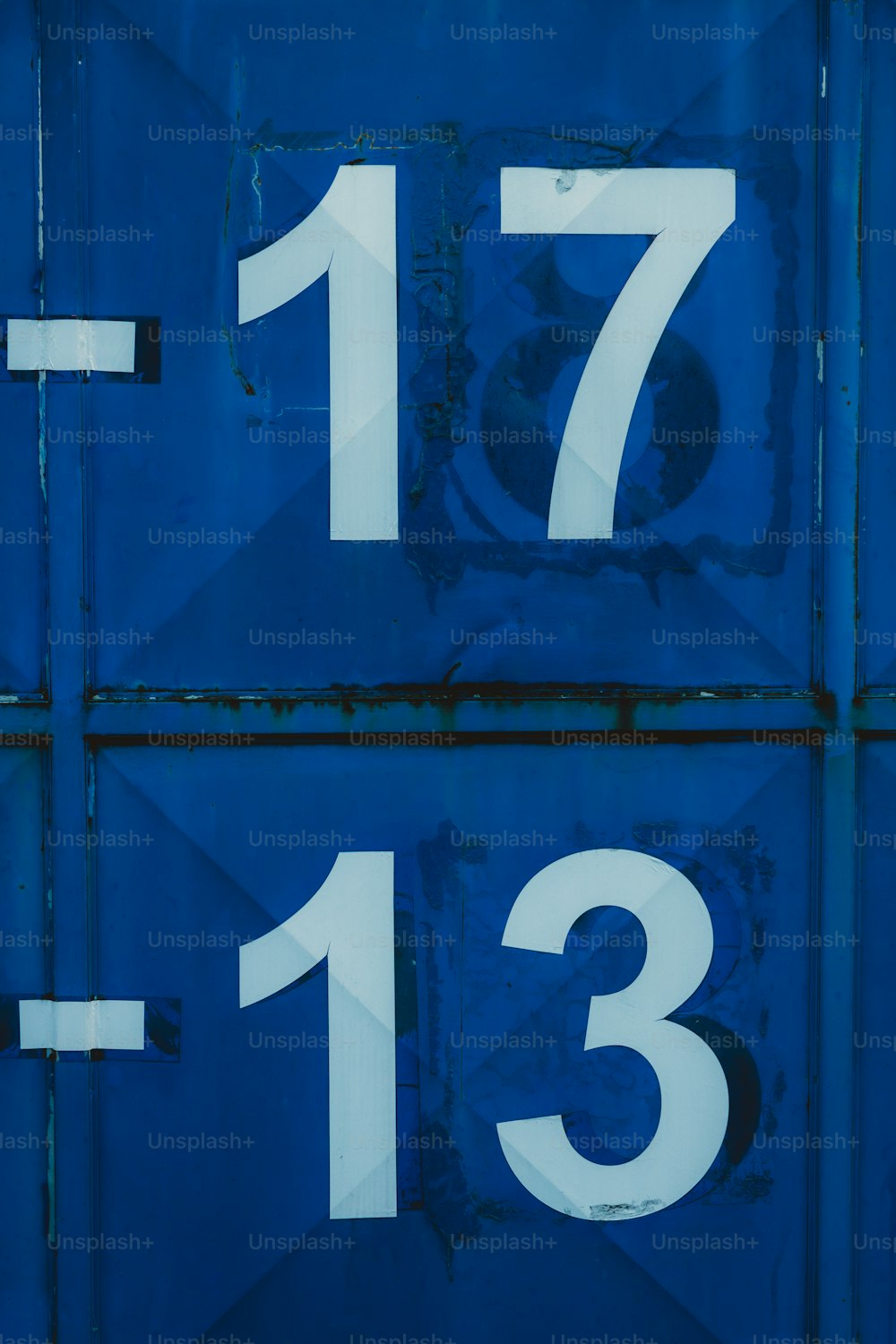 a close up of the numbers on a train car