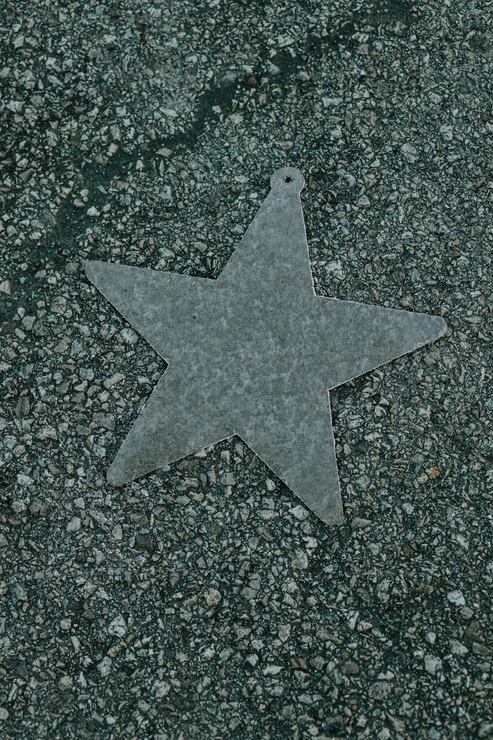 uma estrela no chão com cascalho em torno dela