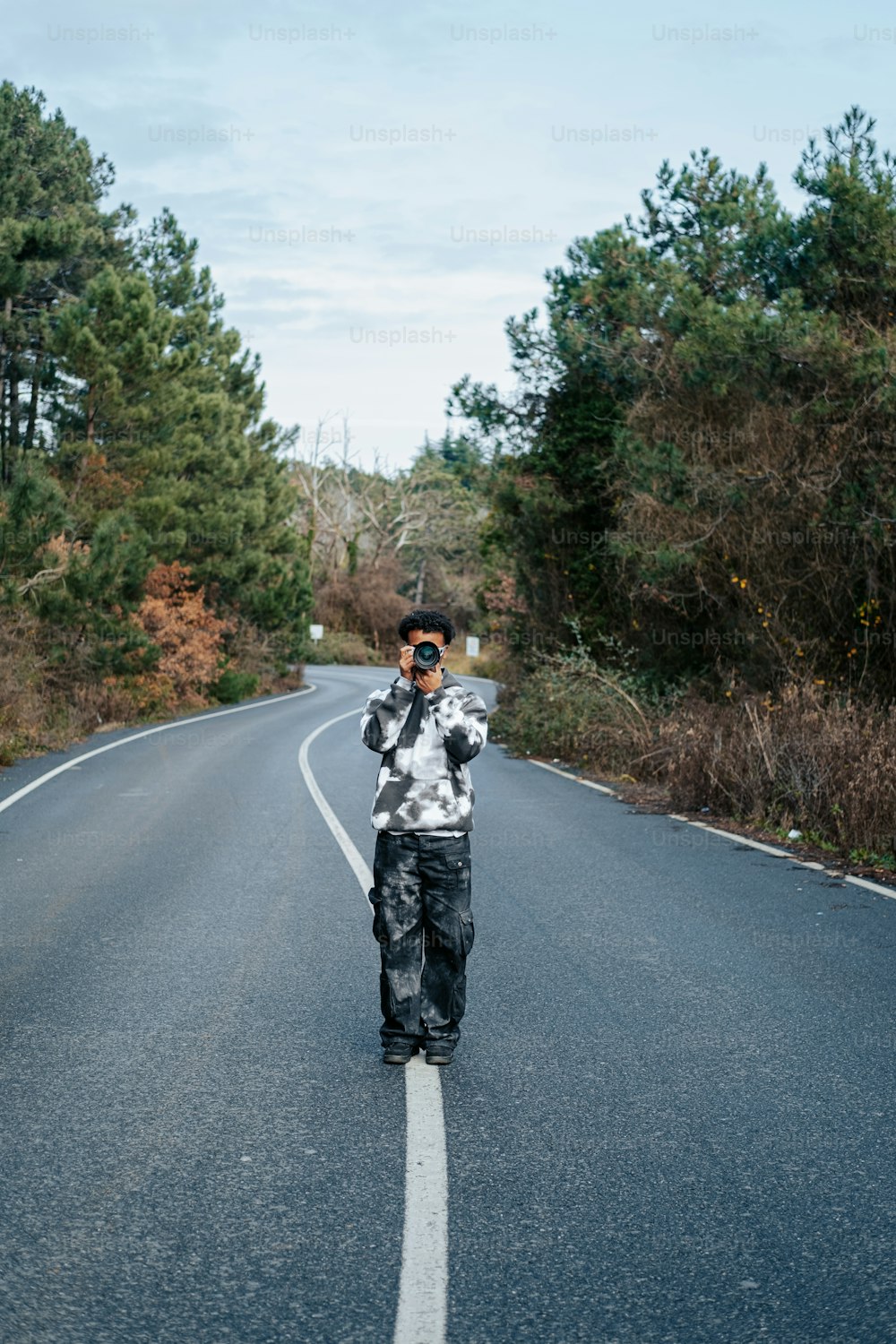 Un homme se prenant en photo sur le bord de la route