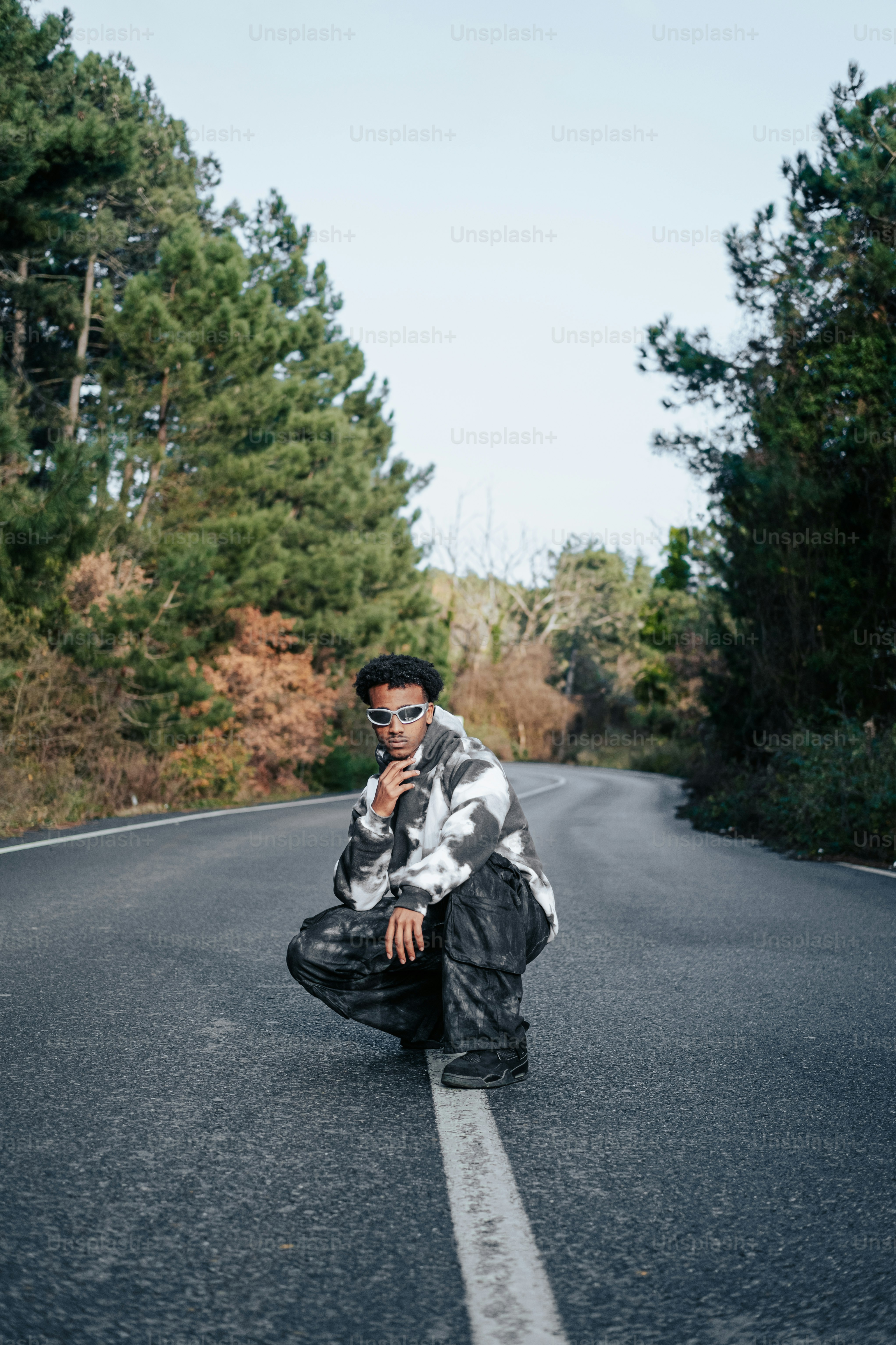 Ein Mann kniet am Straßenrand