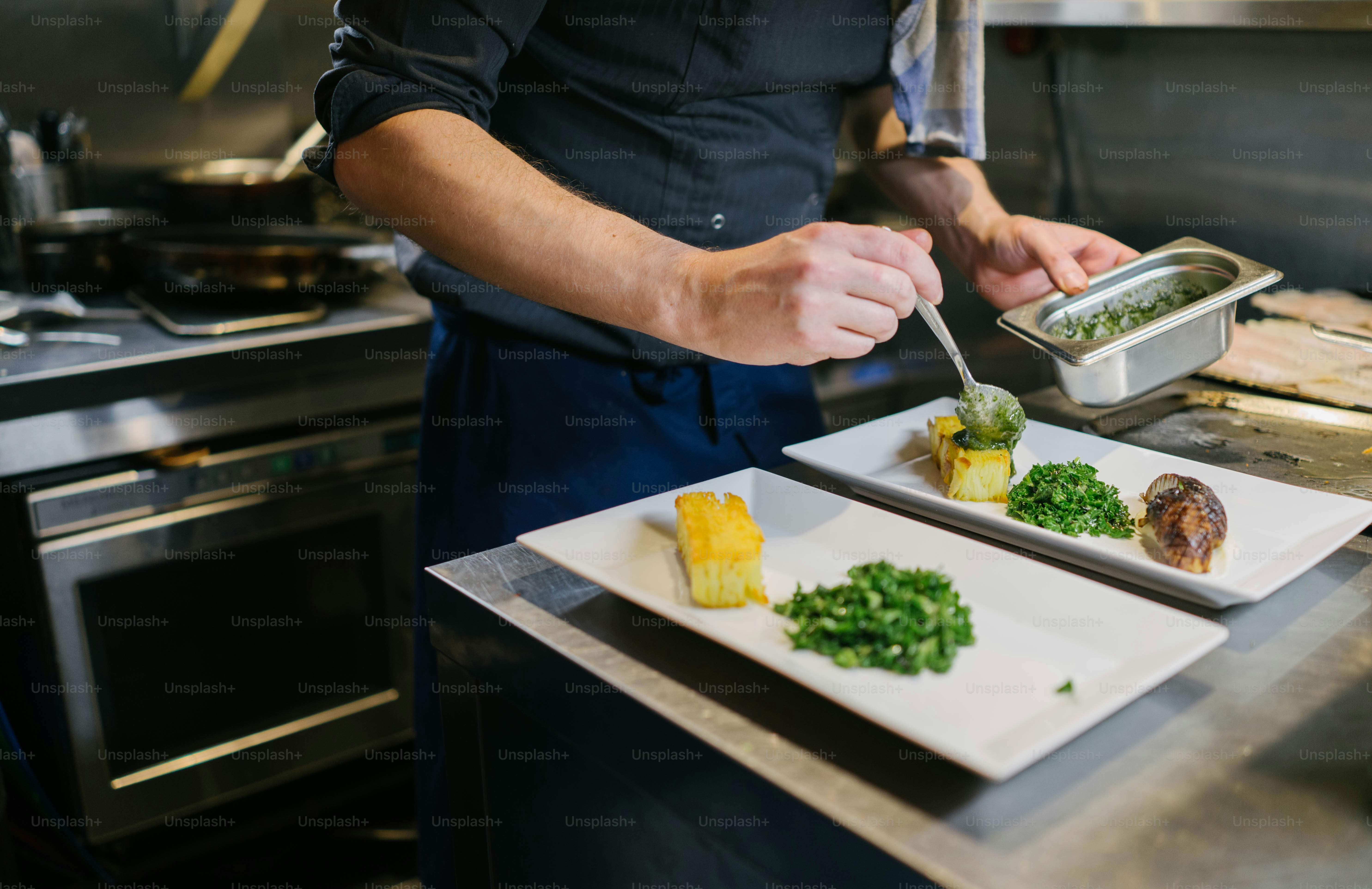 Ein Koch bereitet Essen in einer Küche zu