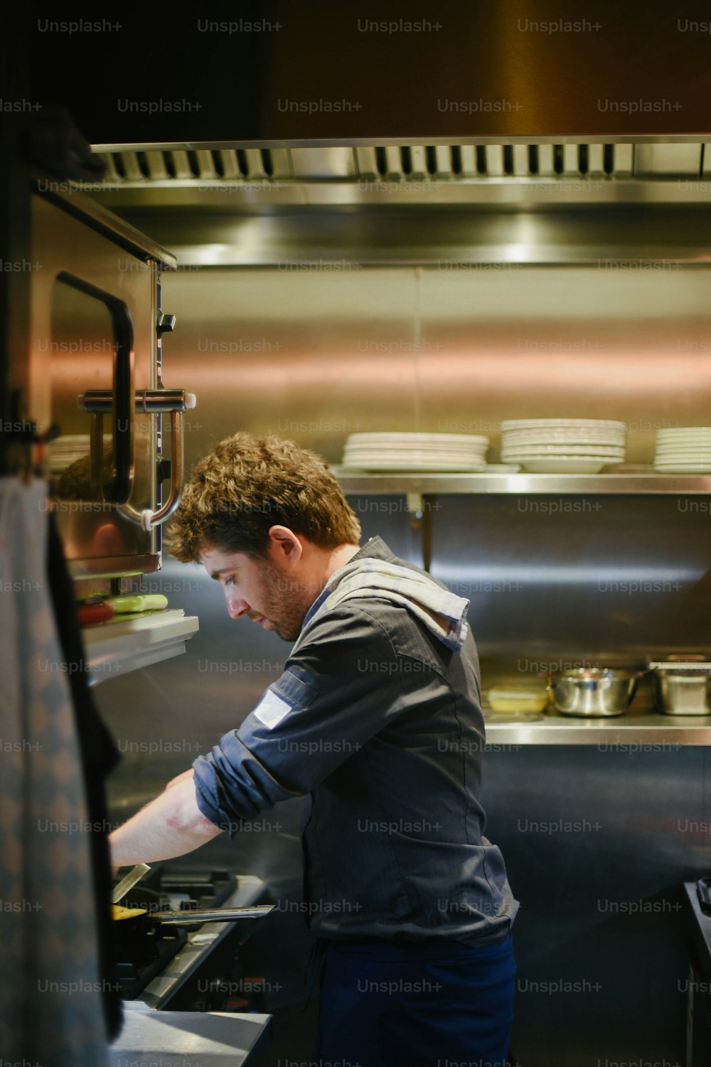 Un hombre trabajando en una cocina preparando comida