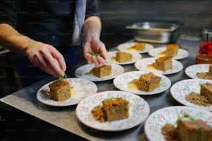 una persona che mette un pezzo di torta su un piatto