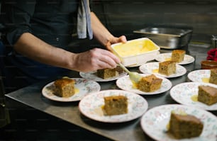 Eine Person streicht Butter auf ein Stück Kuchen