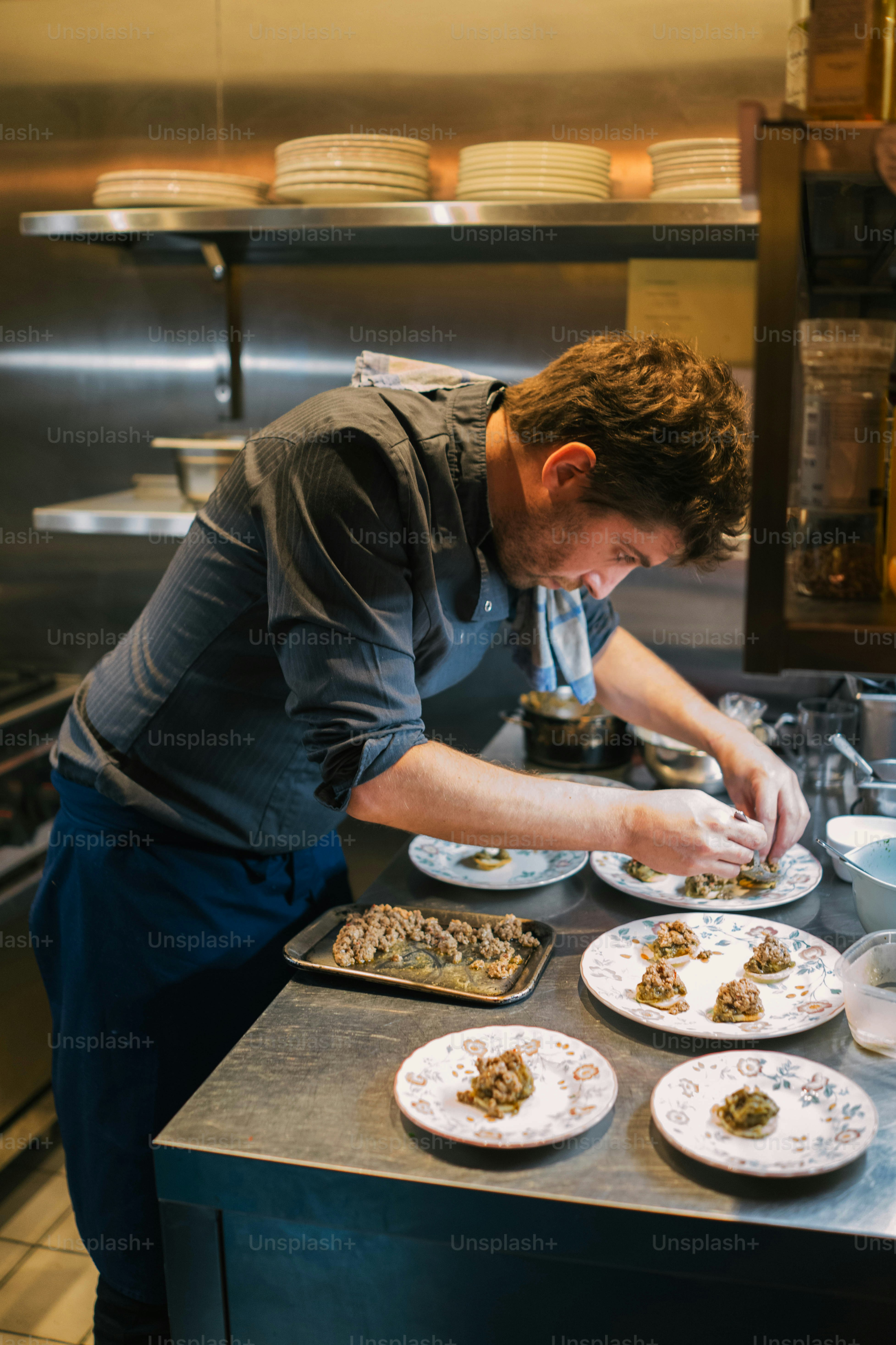 Un hombre está preparando comida en una cocina