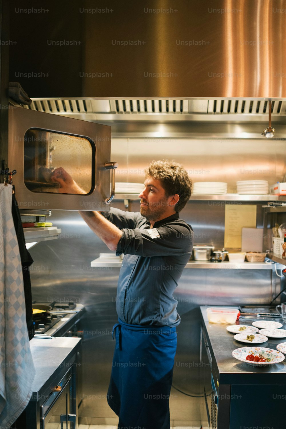 Un hombre en una cocina sosteniendo un horno tostador