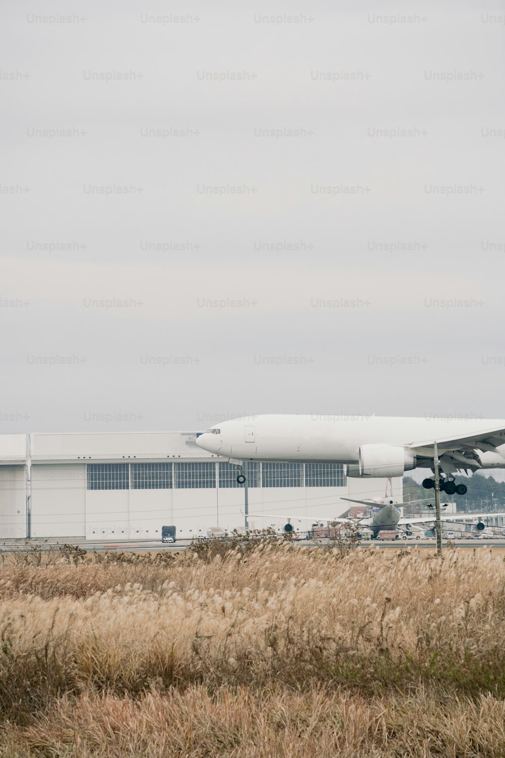 空港の滑走路の上に座っている大型ジェット旅客機