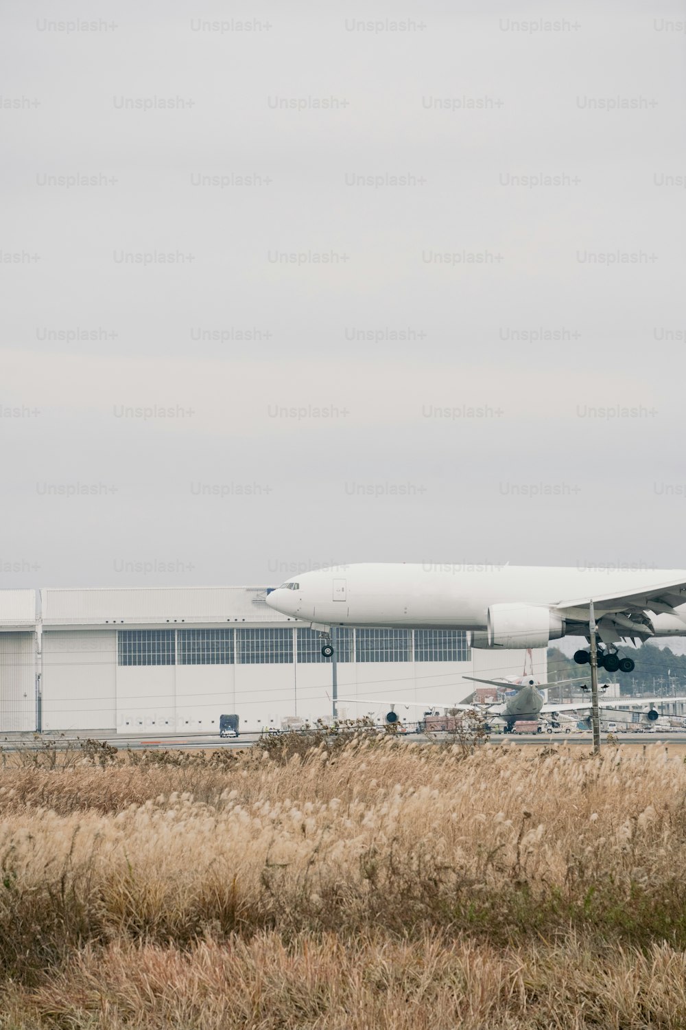 um grande jato sentado em cima de uma pista do aeroporto