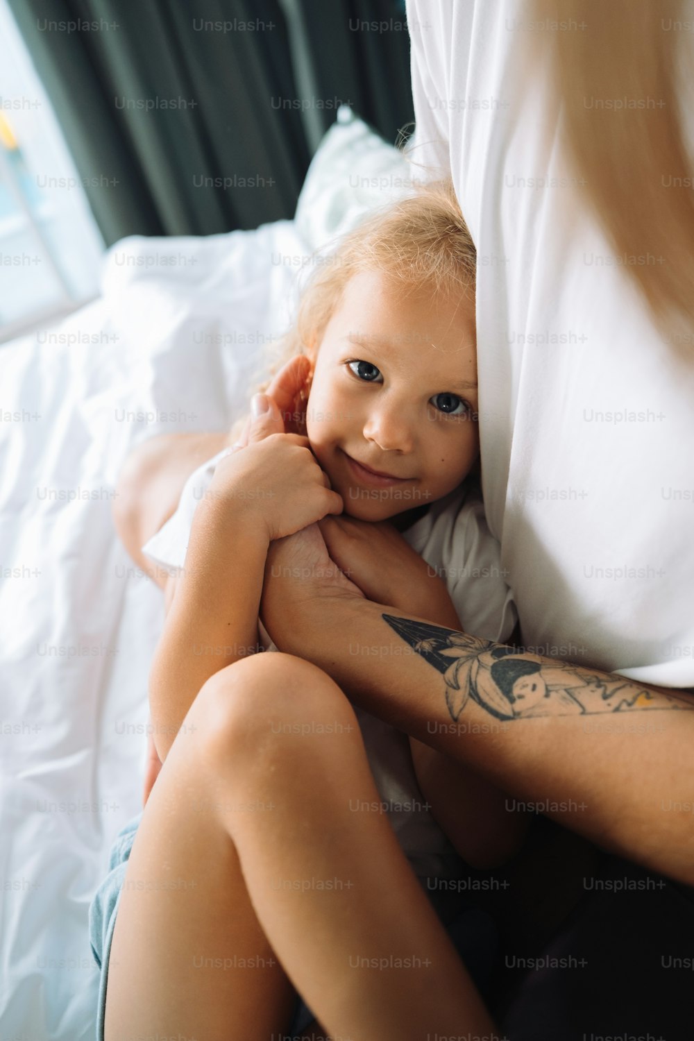 Une femme tenant un petit enfant dans ses bras