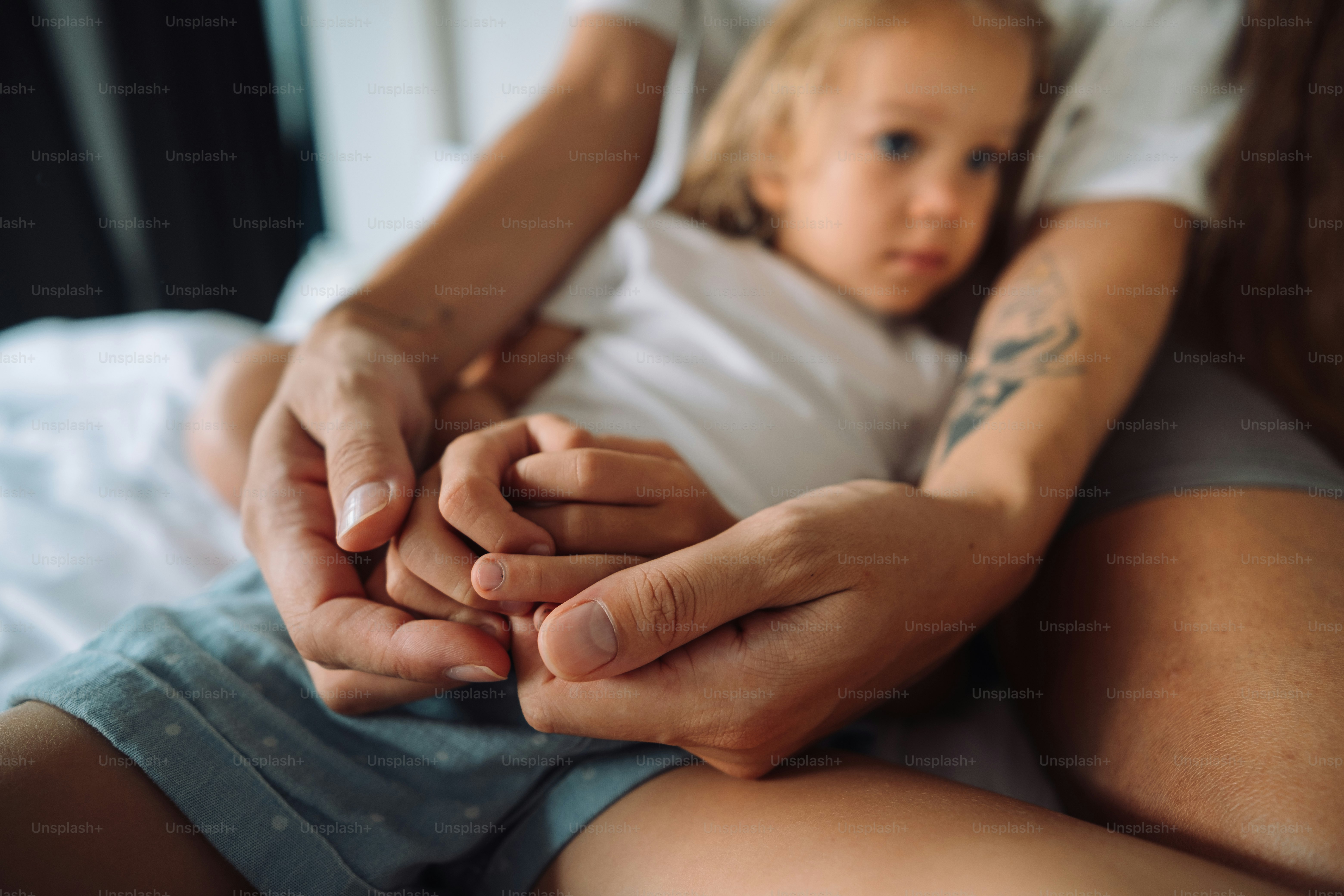 Une femme tenant un enfant dans ses bras