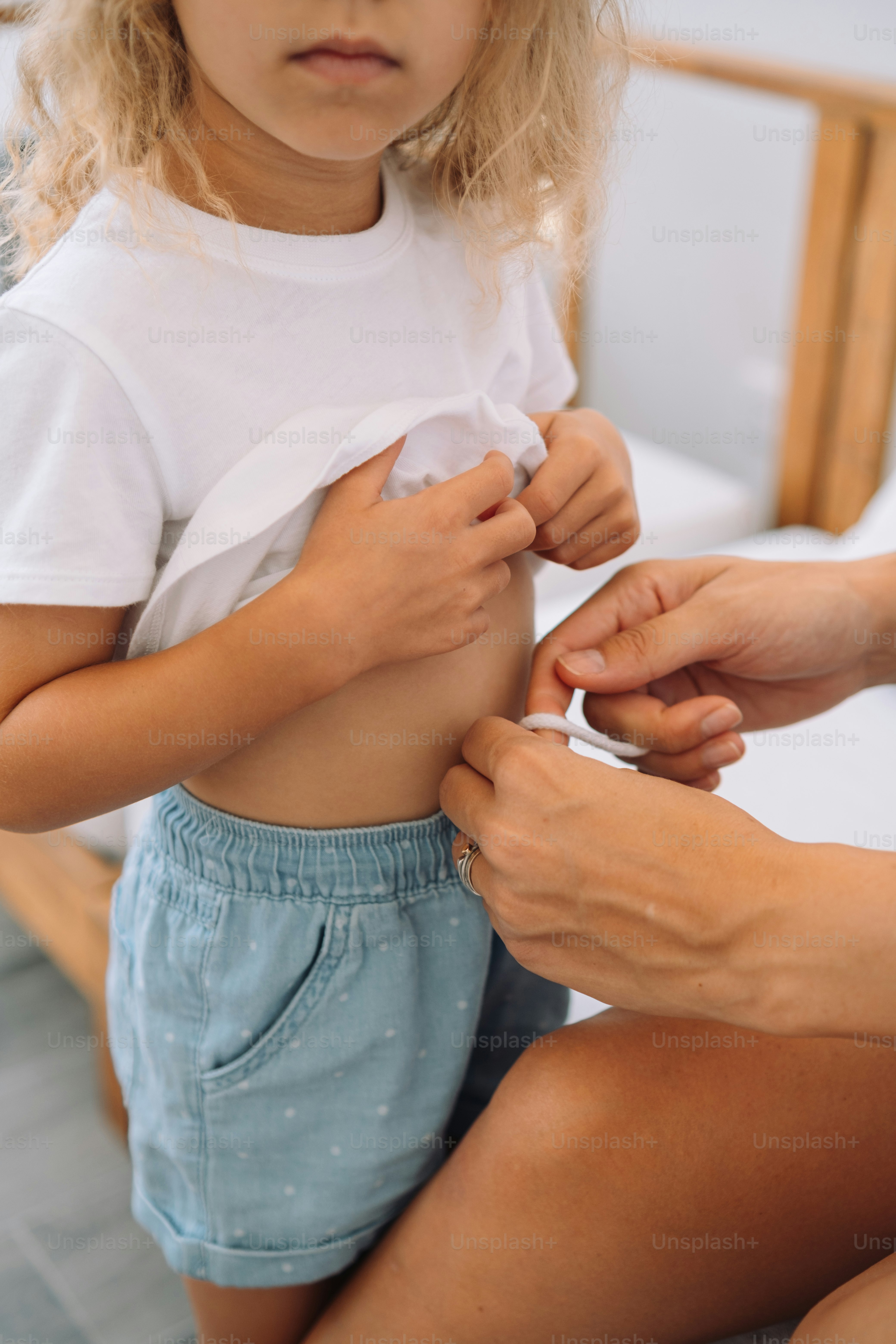 침대에 앉아 셔츠를 입고 있는 어린 소녀 사진 – Unsplash의 유년 시대 이미지, image size:3000x4500