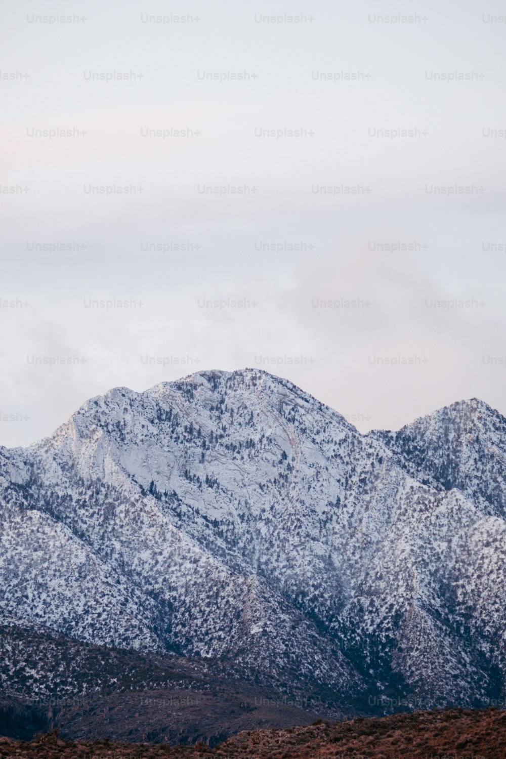 Una cadena montañosa cubierta de nieve en invierno