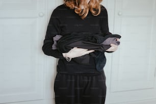Une femme tenant un bébé dans une écharpe