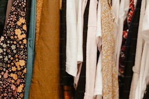 Un montón de ropa colgada en un estante