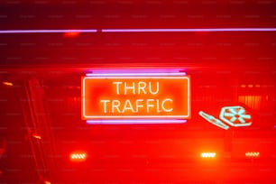 Eine rote Leuchtreklame mit der Aufschrift Durchgangsverkehr
