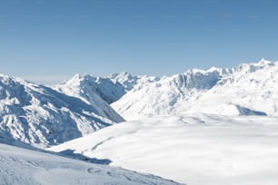 um homem montando esquis em cima de uma encosta coberta de neve