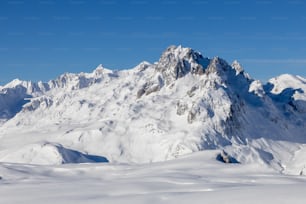 Une montagne couverte de neige sous un ciel bleu