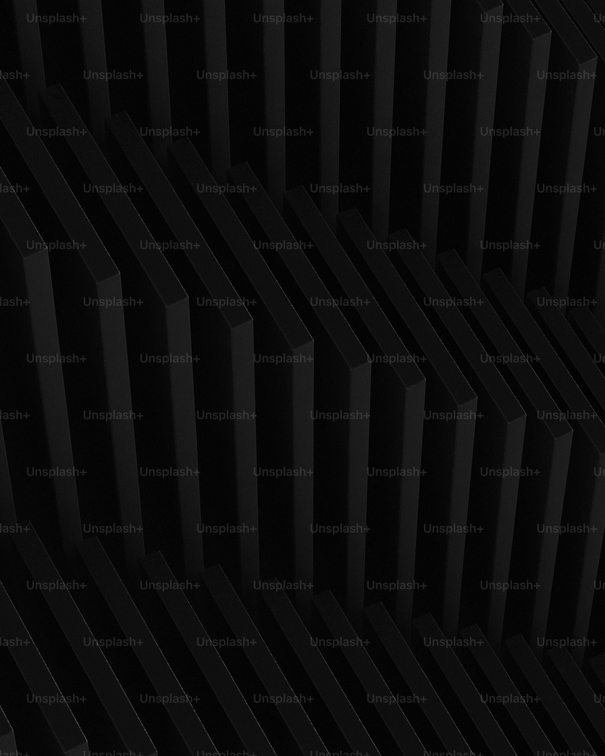 un gros plan d’un mur noir avec un motif dessus