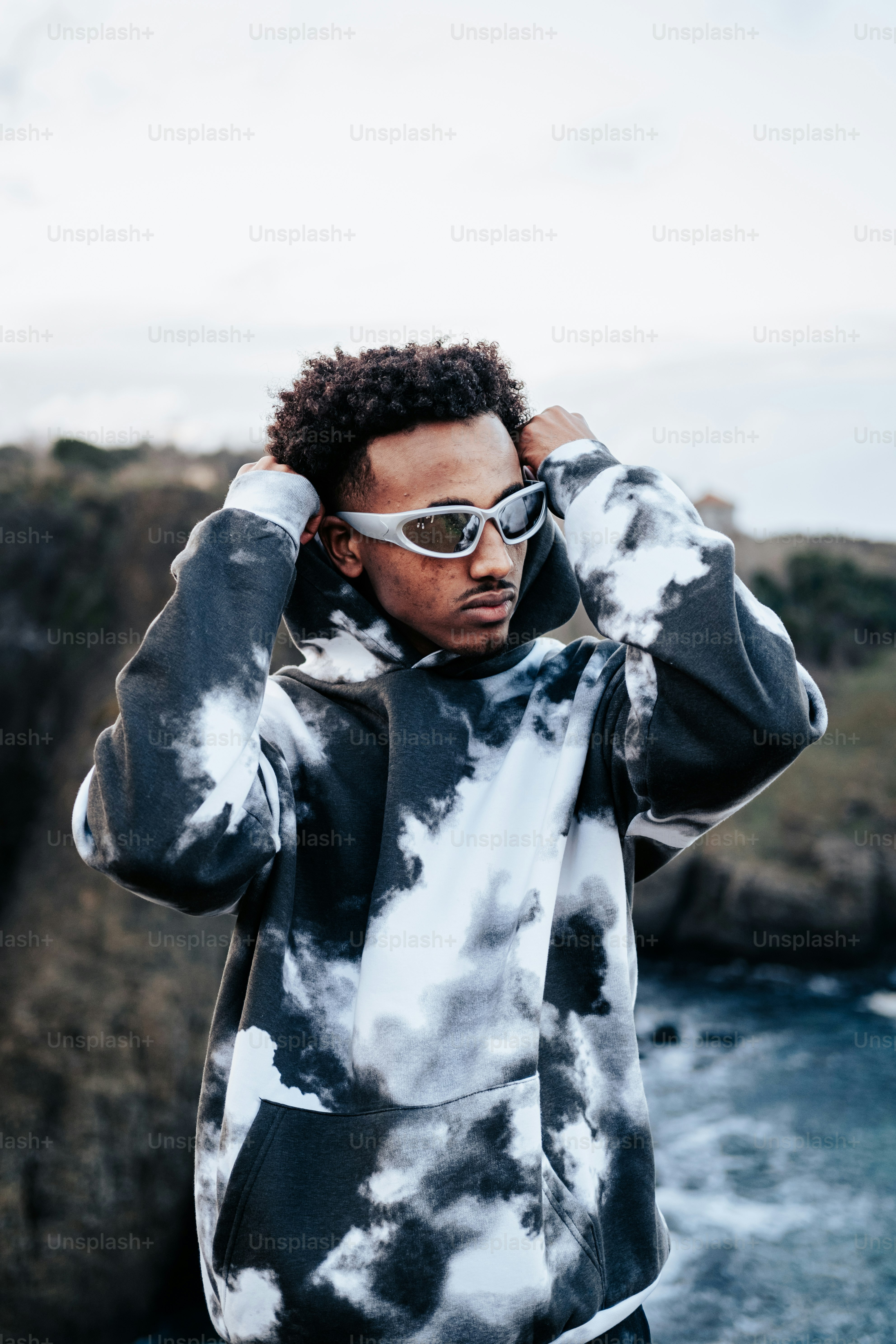 um homem em um capuz tie dye preto e branco