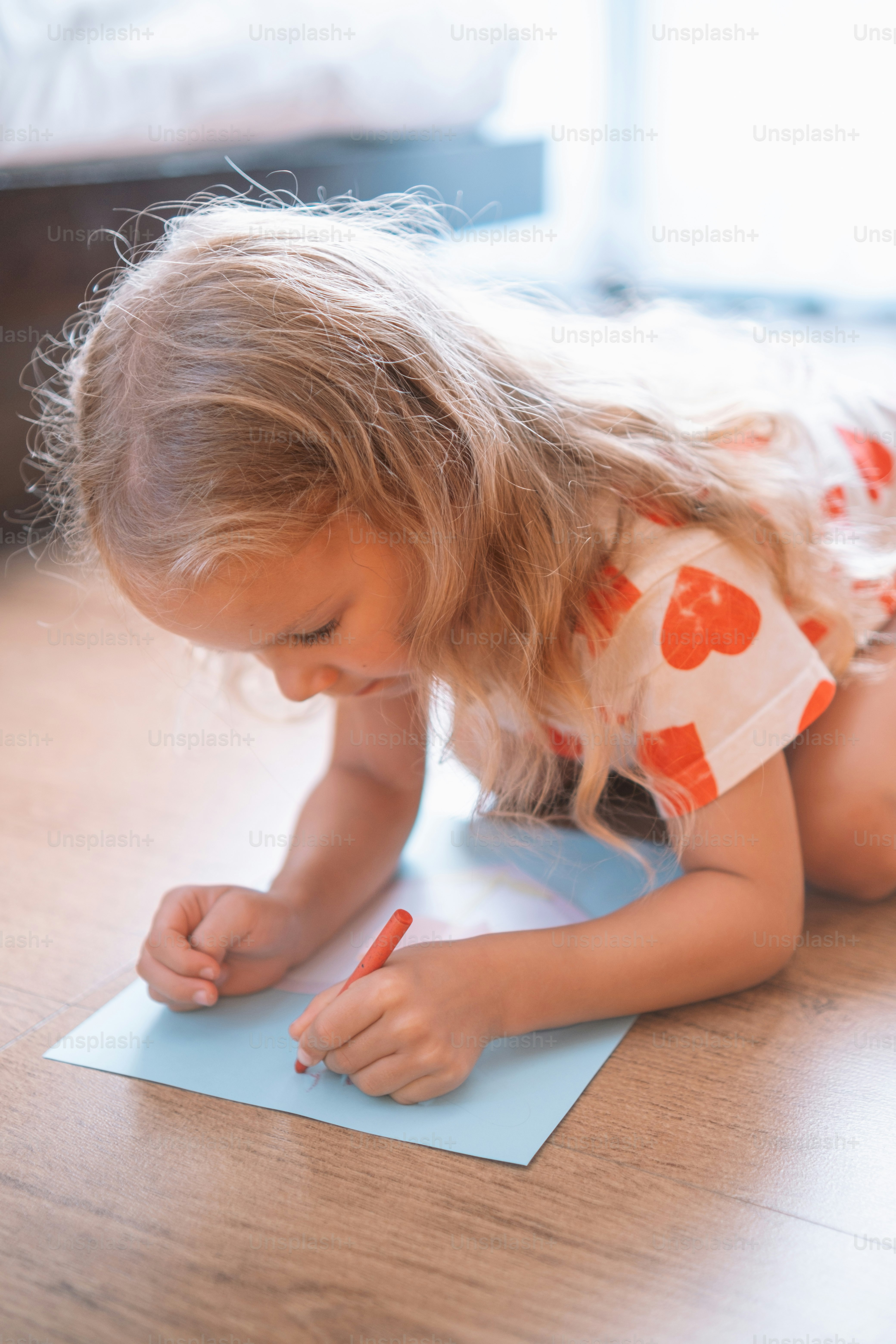 una bambina che scrive su un pezzo di carta