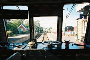 une vue d’un train de l’intérieur d’une voiture de train