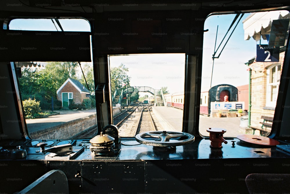 uma vista de um trem de dentro de um vagão de trem