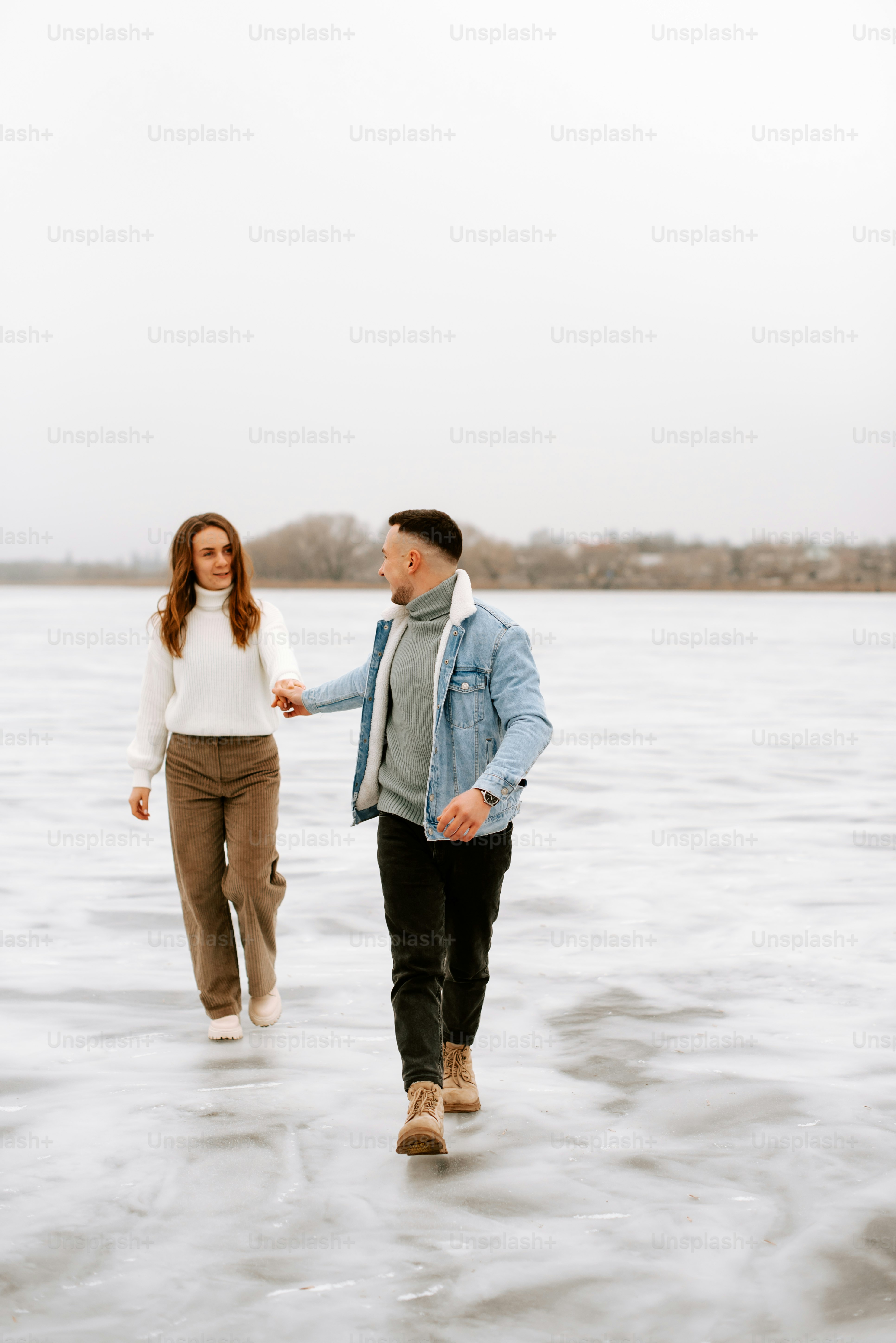Ein Mann und eine Frau gehen im Wasser spazieren