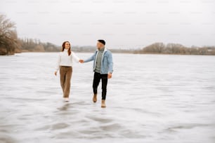 Ein Mann und eine Frau halten sich Händchen im Wasser
