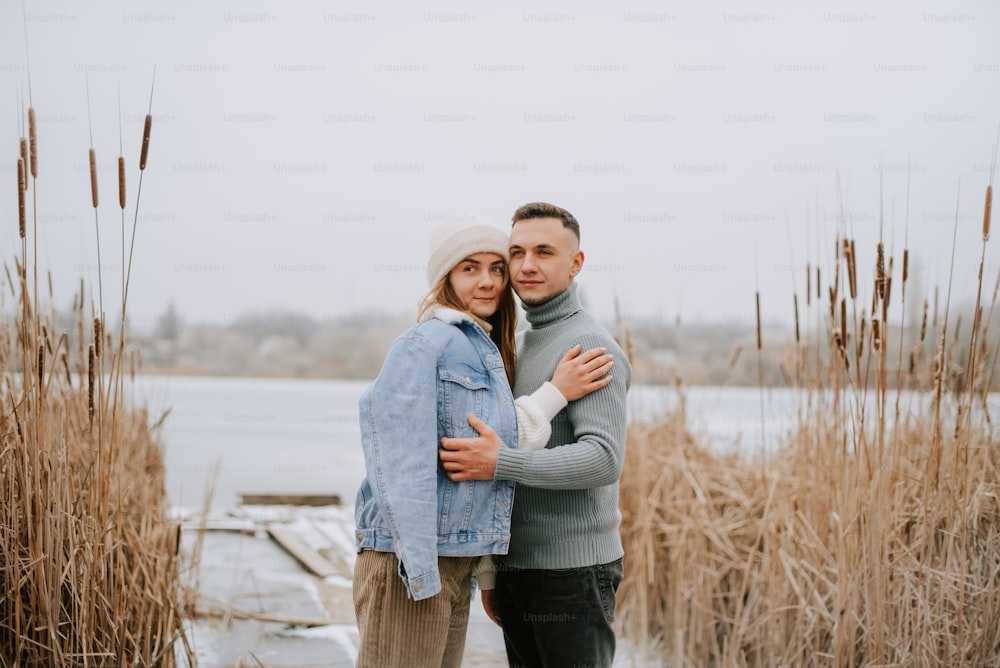 Ein Mann und eine Frau umarmen sich vor einem Gewässer