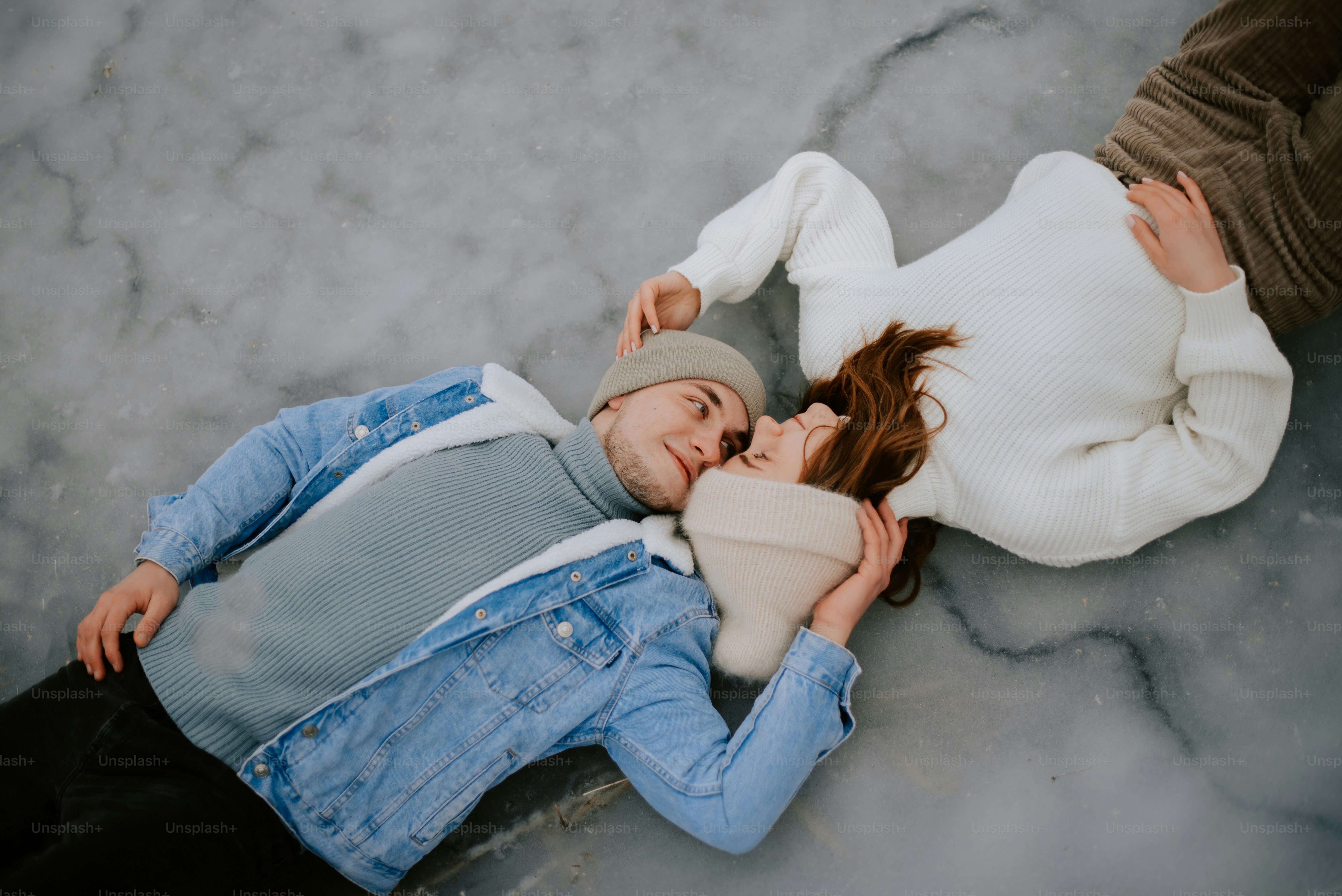 A man and a woman laying on the ground photo – Woman Image on Unsplash