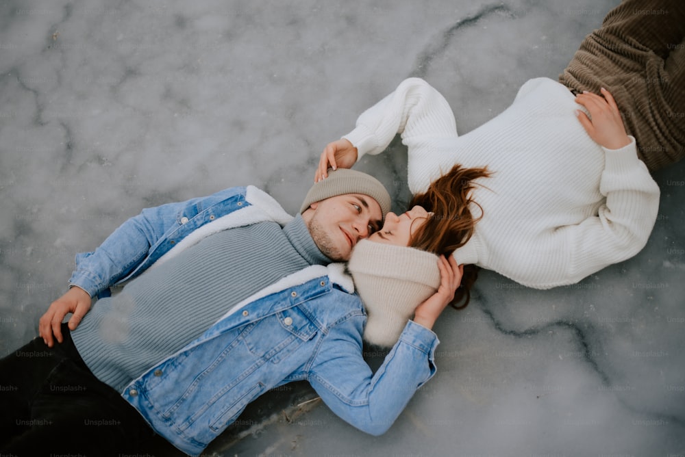 um homem e uma mulher deitados no chão