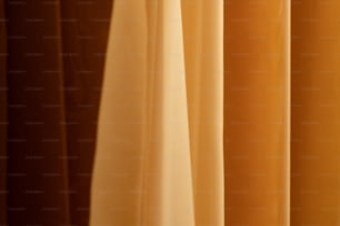 茶色の背景のカーテンのクローズアップ