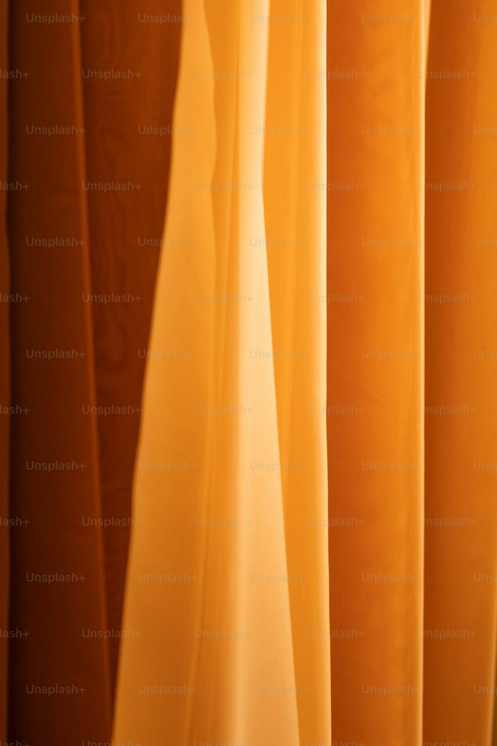 黄色の背景のカーテンのクローズアップ