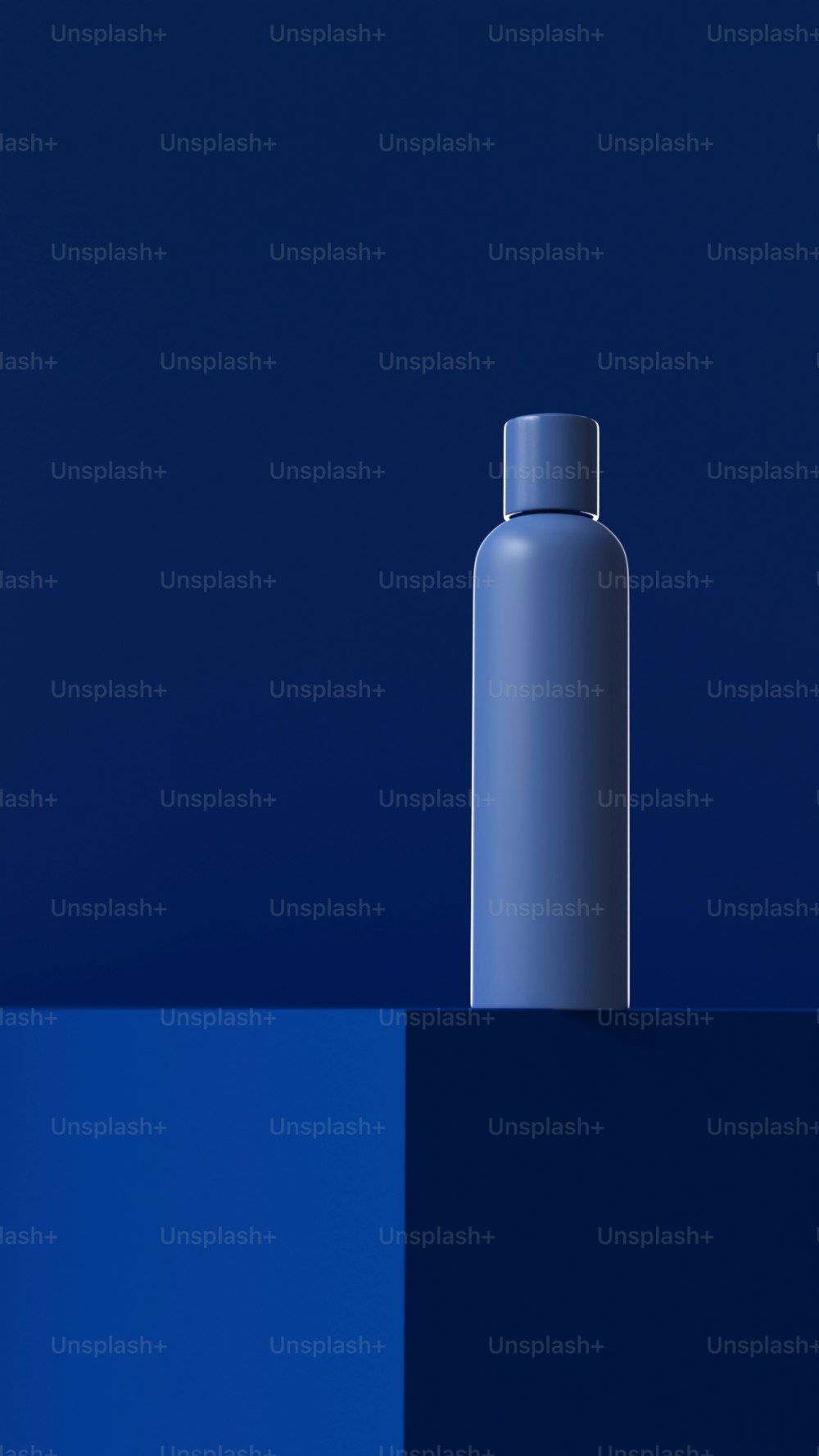 Eine blaue Flasche sitzt auf einem Tisch